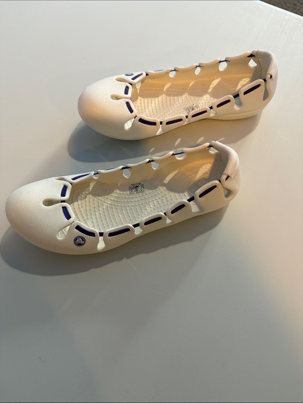 CROCS Women's Ivory Slip-On Ballet Flat Mary Jane with Navy Trim 8 EUC